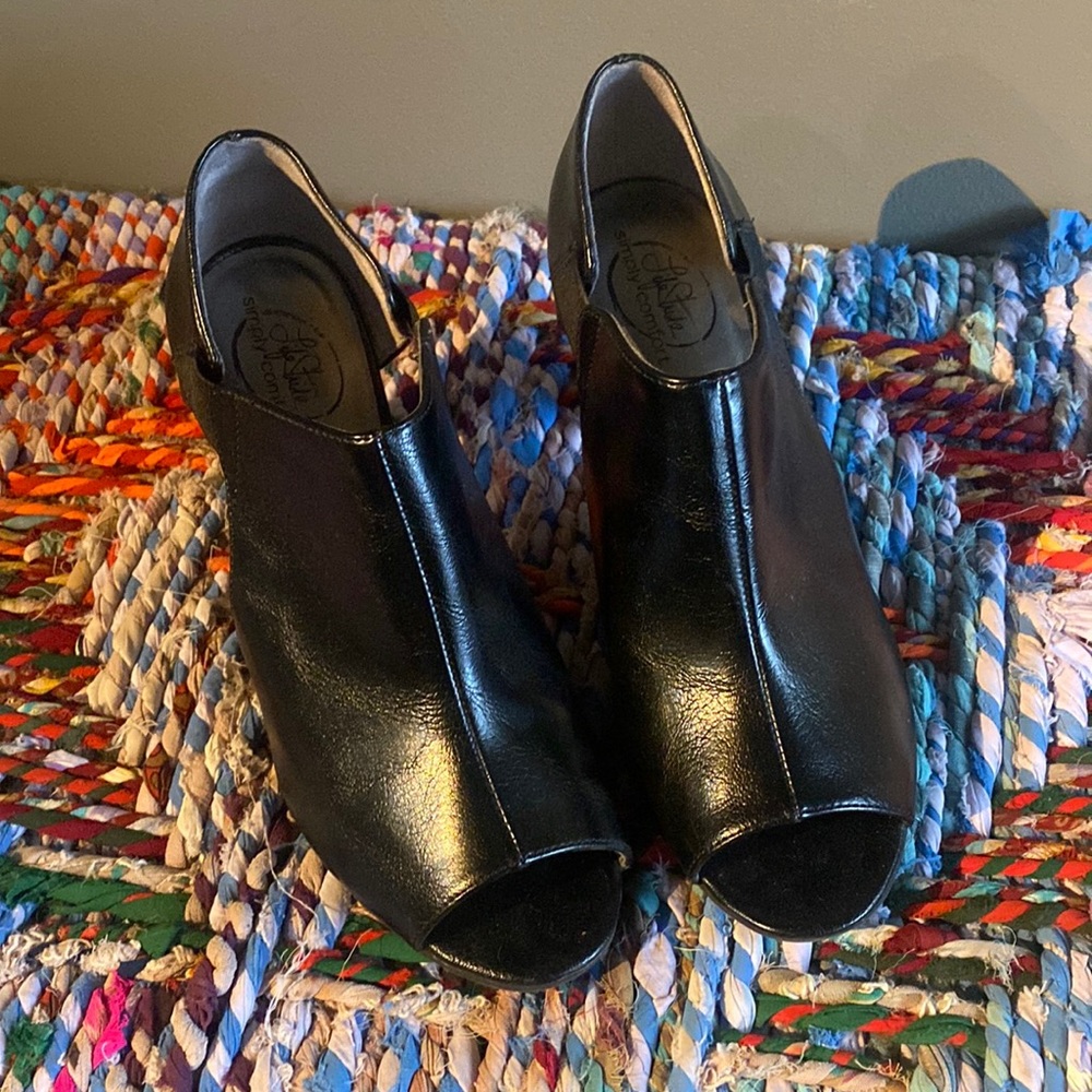 Cute little black shoes! So comfortable! Size 7.5 lightly worn.